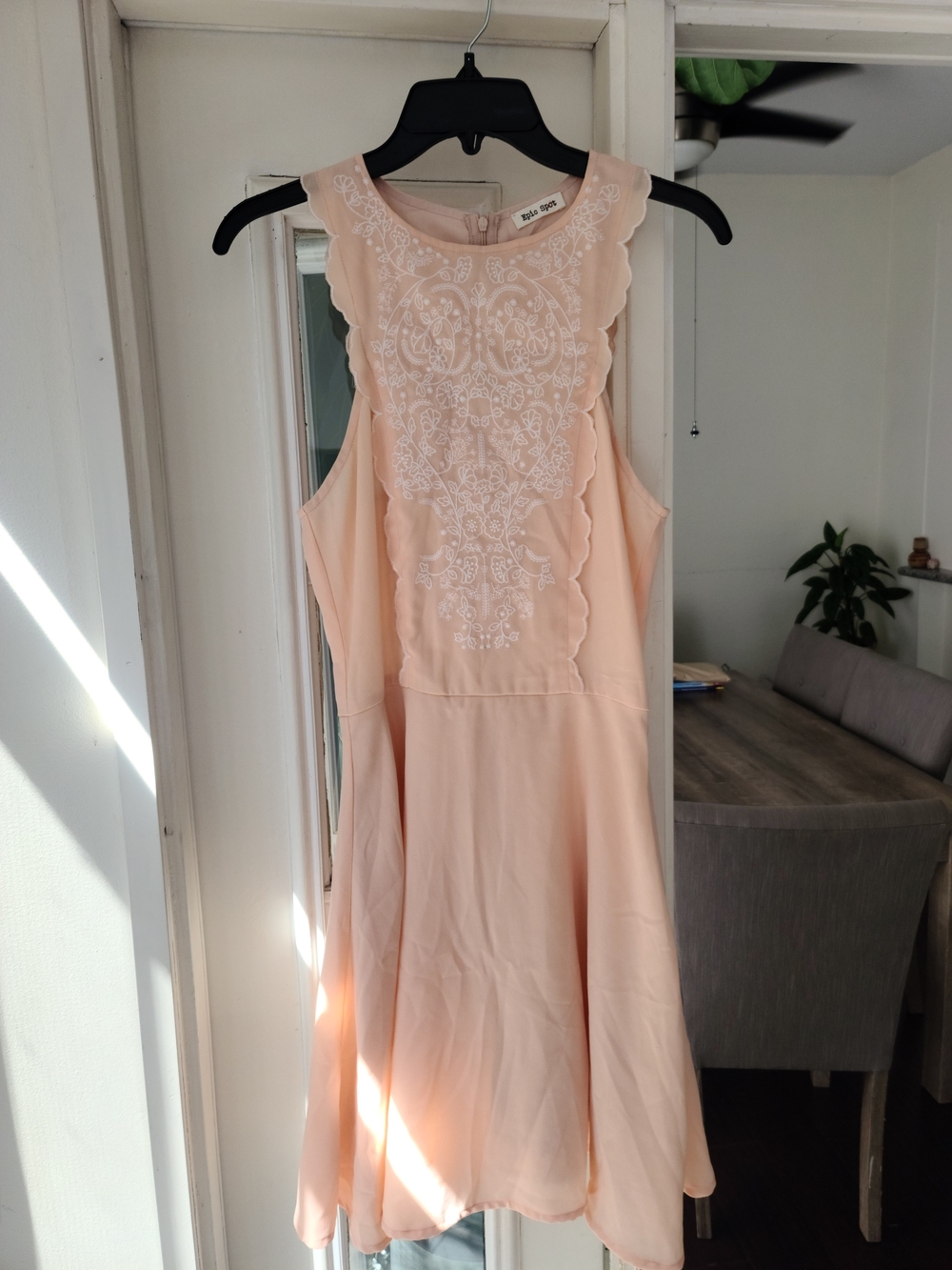 Sleeveless Scalloped Lace Midi Dress in Peach